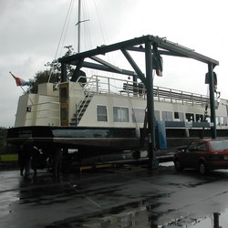 boot in kraan rondvaart 1.JPG