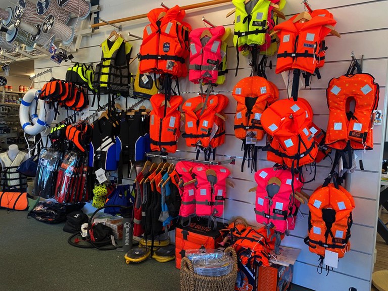 Van Heusden Watersport winkel 2.jpg